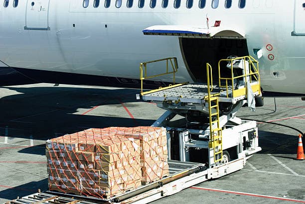 Belly cargo: сколько груза везут пассажирские самолёты и как это влияет на экономику рейса